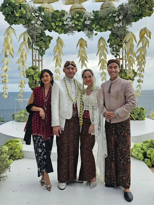 Di akad nikah, Sheila Dara juga mendampingi sang suami menjadi bridesman. Ia tampil cantik dalam balutan atasan tanpa lengan bersiluet kebaya berwarna merah bata. Penampilan semakin manis dengan kain batik hitam jumputan, dan selendang hitam polos. [Foto: Instagram/vidialdiano]