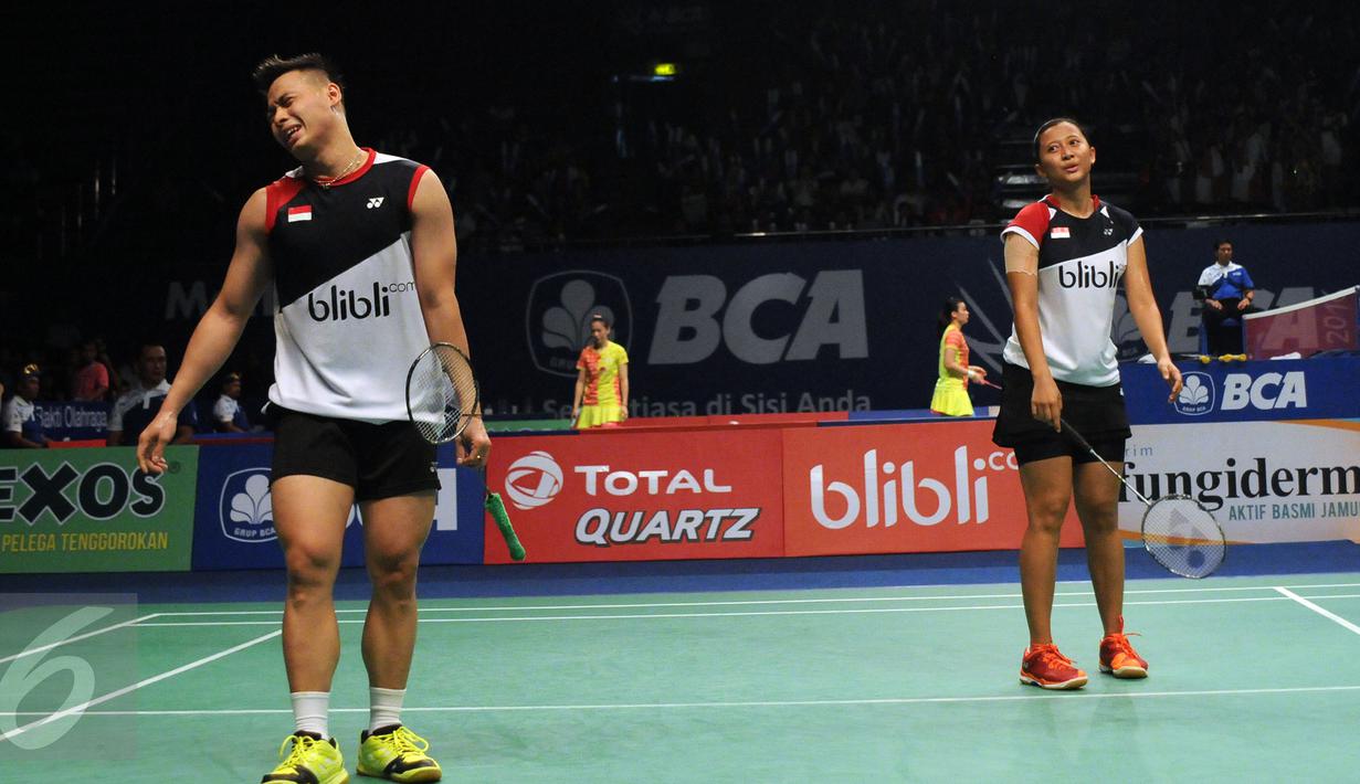 Ganda campuran Indonesia, Riky Widianto/Richi Puspita Dili mengekspresikan kekecewaan gagal meraih poin saat laga melawan Zhang Nan/Zhao Yunei (Tiongkok) di 16 besar BCA Indonesia Open 2016, Jakarta, Kamis (2/6/2016). (Liputan6.com/Helmi Fithriansyah)