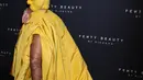 Rihanna berpose untuk fotografer setibanya pada peluncuran Fenty Beauty by Rihanna di Duggal Greenhouse, New York, Kamis (7/9). Penyanyi 29 tahun itu tampil percaya diri dalam balutan rok kuning menyala dengan belahan di bagian kanan. (AP Images Photo)
