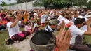 Sejumlah umat Hindu mengikuti upacara Melasti di pantai Dupa, Palu, Sulteng, Kamis (19/3/2015). Ritual ini dilaksanakan untuk penyucian diri menyambut perayaan Hari Raya Nyepi Tahun Baru Saka 1937 pada Sabtu (21/3) mendatang.  (Liputan6.com/Dio Pratama)