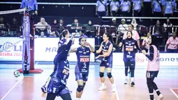Pemain Petrokimia Gresik Pupuk Indonesia melakukan selebrasi usai mendapatkan poin dari TNI AU Electric pada Final Four Livoli Divisi Utama 2025 yang bertempat di GOR Ki Mageti, Magetan Rabu (15/10/2025).