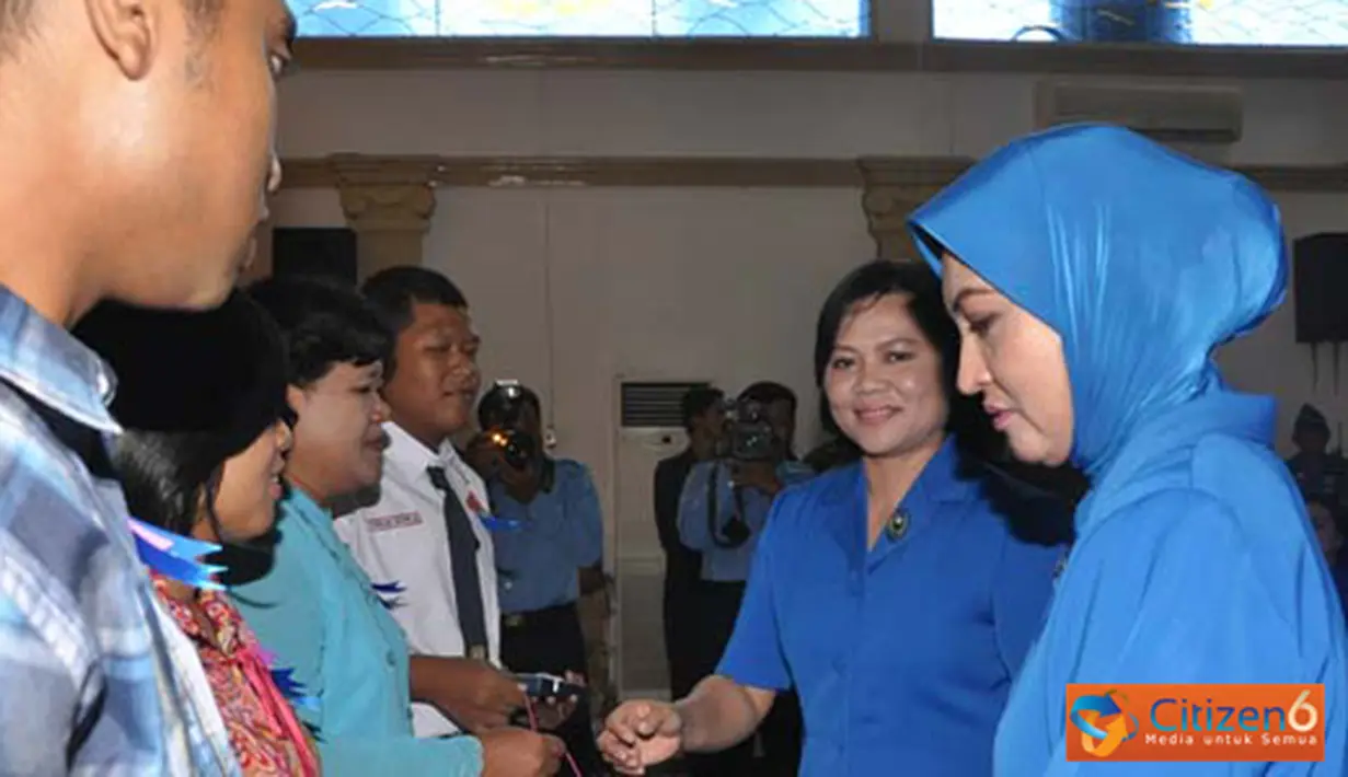 Citizen6, Surabaya: Ketua Umum Jalasenastri dan para Ketua Pengurus dan Cabnag Jalasenastri Bakor Wiltim memberikan santunan kepada 52 orang warakawuri, 61 anak Yatim, 35 orang sakit parah, dan 40 anak cacat. (Pengirim: Penkobangdikal).
