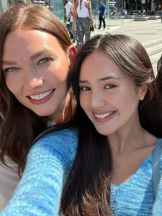 Tidak hanya sekadar menikmati keindahan New York, Beby Tsabina juga berkesempattan berfoto bersama model Karlie Kloss (instagram/bebytsabina)