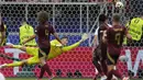 Kiper Timnas Belgia, Koen Casteels terbang untuk melakukan penyelamatan saat menghadapi Timnas Slovakia pada laga Grup E Euro 2024 di Waldstadion, Frankfurt, Jerman, Senin (17/6/2024). (AP Photo/Michael Probst)