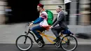 Seorang Muslim dan pria Yahudi mengayuh sepeda dengan berboncengan sebagai kampanye lintas agama melintasi Ibu Kota Jerman, Berlin, 24 Juni 2018. Aksi lintas iman ini untuk melawan kebencian atas nama agama di negara tersebut. (AP Photo/Markus Schreiber)