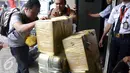 Petugas membawa masuk barang bukti hasil penggeledahan rumah Gubernur Sumut, Gatot Pujo Nugroho ke Gedung KPK, Jakarta, Jumat (14/8/2015). Penggeledahan terkait penyidikan kasus dugaan suap kepada hakim dan panitera PTUN Medan. (Liputan6.com/Helmi Afandi)
