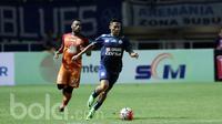 Dendi Santoso (kanan) saat beraksi pada laga final Piala Presiden 2017 di Stadion Pakansari, (12/3/2017). Arema keluar sebagai juara setelah menang 5-1. (Bola.com/Nicklas Hanoatubun)