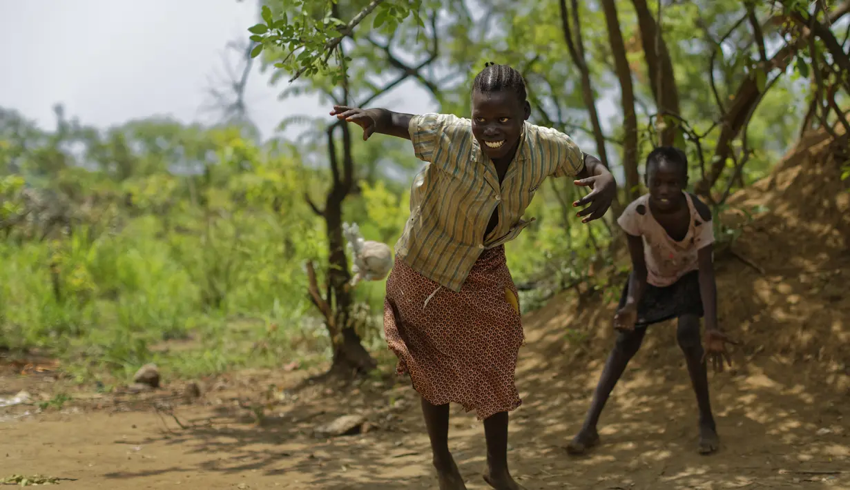 Anak-anak pengungsi Sudan Selatan bermain di Bidi Bidi, Uganda, Selasa (6/6). Bidi Bidi adalah pemukiman pengungsi terbesar di dunia yang menampung pengungsi Sudan Selatan. (AP Photo / Ben Curtis)