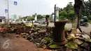 Pejalan kaki melintas di sisi luar trotoar Jalan Asia Afrika, Jakarta, Selasa (24/5/2016). Pasca pembongkaran lapak pedagang tanaman pekan lalu, sisa pembongkaran masih terlihat dan membuat trotoar terlihat berantakan. (Liputan6.com/Helmi Fithriansyah)