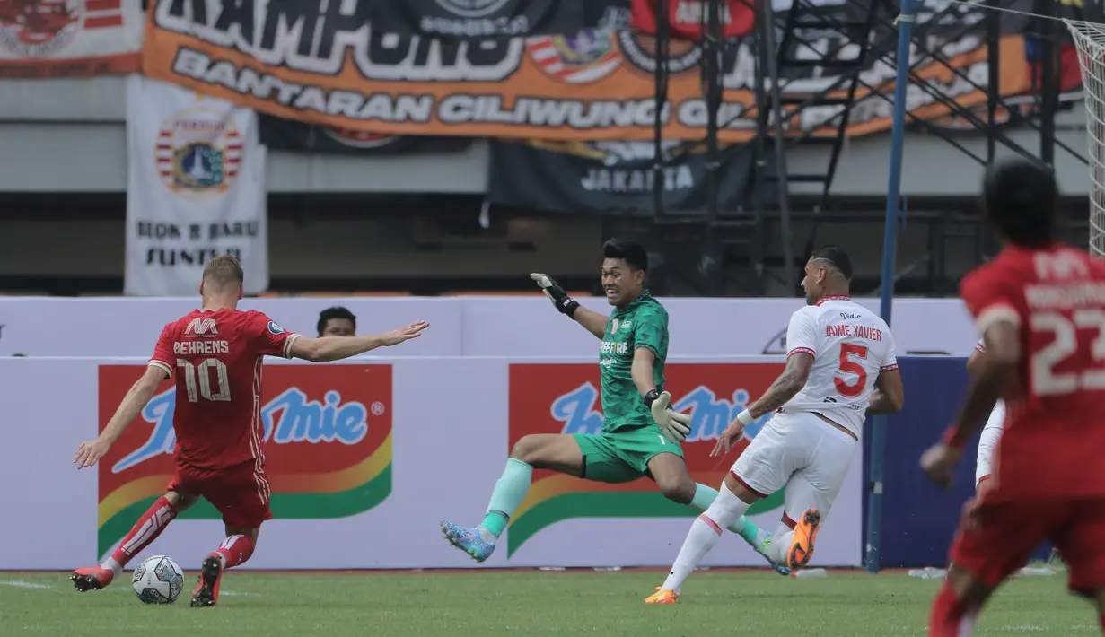 <p>Gelandang serang Persija Jakarta, Hanno Behrens, sukses mencetak gol ke gawang Persis Solo yang dikawal Muhammad Riyandi. Kedua tim bertanding pada pekan kedua BRI Liga 1 2022/2023 di Stadion Patriot Candrabhaga, Kota Bekasi, Minggu (31/7/2022) sore WIB. (Bola.com/Ikhwan Yanuar)</p>