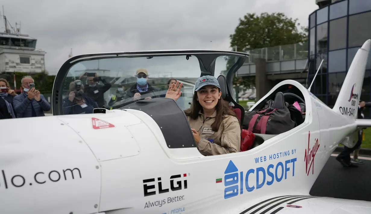 Pilot Belgia-Inggris Zara Rutherford duduk di kokpit pesawat Shark Ultralight-nya sebelum lepas landas di lapangan terbang Kortrijk-Wevelgem di Wevelgem, Belgia, Rabu (18/8/2021).  (AP Photo/Virginia Mayo)