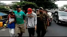Sejumlah pengamen dirazia Satpol PP lantaran menurut masyarakat dinilai meresahkan.