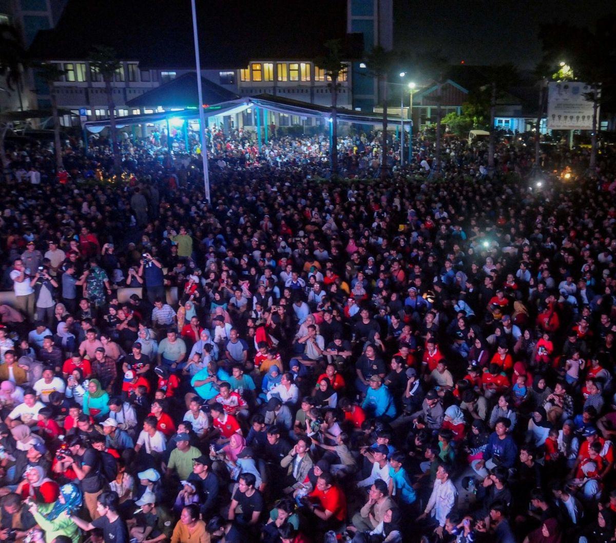 Alun-Alun Pamulang dipenuhi oleh lautan manusia yang antusias menyaksikan pertandingan semifinal Piala Asia 2024 antara Indonesia dan Uzbekistan. Foto: merdeka.com / Arie Basuki<br>