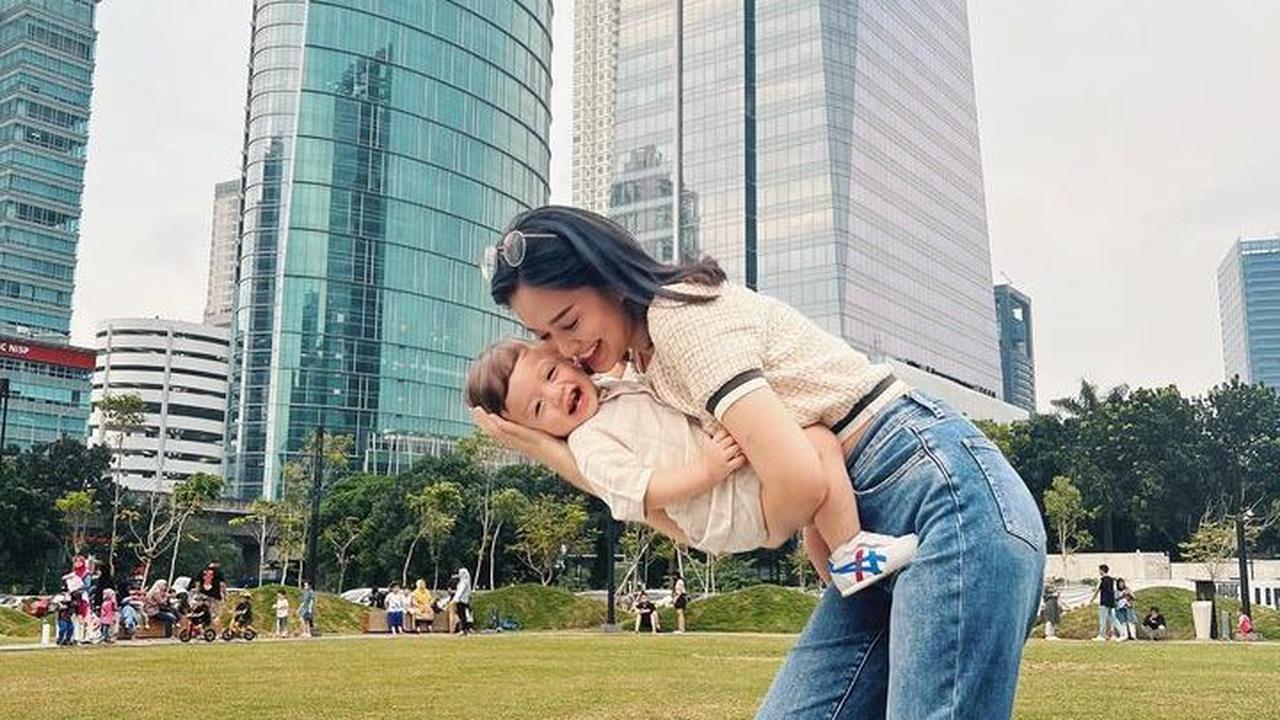 Momen kebersamaan Faradilla Yoshi dan Baby Arash. Tampak Faradilla Yoshi menggendong sang anak tercinta. Faradilla Yoshi kerap mengajak Baby Arash jalan-jalan.