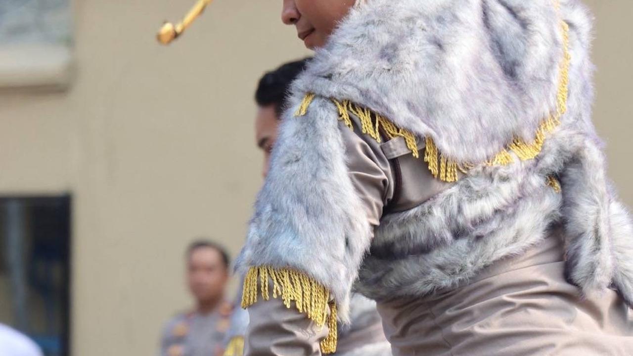 Viral Momen Polisi Make Up Penari, Aksinya Curi Perhatian