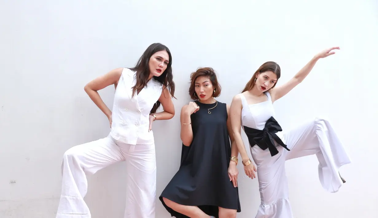 Berbagai gaya diperankan oleh Luna Maya, Ayu Dewi dan Millane Fernandez saat menjalani pemotretan untuk katalog Luna Habit. Ketiganya memamerkan beberapa model busana. (Adrian Putra/Bintang.com)
