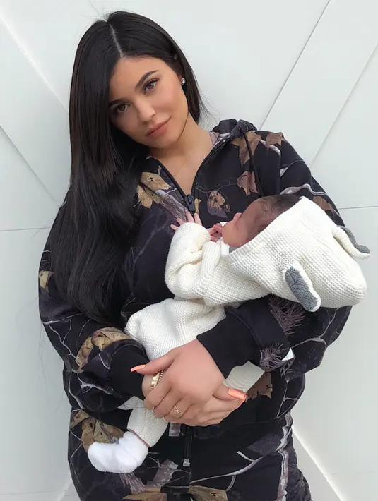 Dirinya terlihat mengenakan cincin di jari manis tangan kirinya dalam beberapa foto yang diunggah. (instagram/kyliejenner)