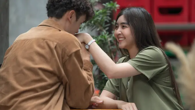 couple november dilandasi  kesetiaan