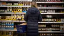 Seorang pelanggan berbelanja mayones dan bumbu di supermarket Sainsbury di Walthamstow, London timur pada 13 Februari 2022. Angka inflasi Inggris tembus 5,4 persen pada Desember lalu. Inflasi itu juga menjadi yang tertinggi dalam 30 tahun terakhir. (Tolga Akmen / AFP)