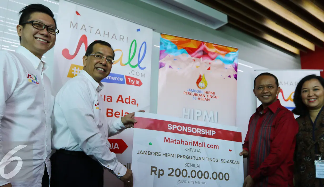  Bantuan sebesar Rp.200 juta sebagai wujud komitmen Mataharimall.com dalam mendukung pengusaha muda Indonesia dalam bersaing di era revolusi industri dan memasuki Masyarakat Ekonomi Asean (MEA), Jakarta, Kamis (19/5/2016). (Liputan6.com/Angga Yuniar)
