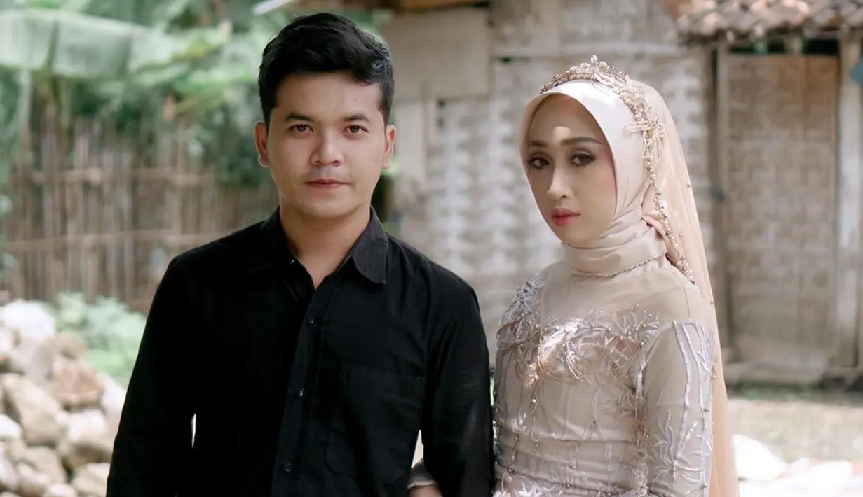 Nur Wahid Hidayat atau Dayat Simbaia dikenal usia ikut serta ajang pencarian bakat Idola Cilik musim pertama. Menikah Maret 2022, Dayat umumkan kehamilan pertama sang istri pada Mei 2022. Perut sang istri makin buncit, menghitung minggu, tak terasa jebolan Idola Cilik kelahiran 13 Juli 1996 ini akan segera menjadi ayah. (Liputan6.com/IG/@dayatsimbaiaaa)