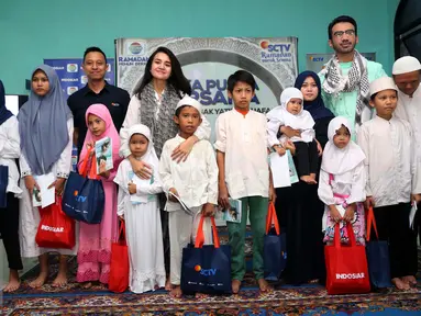 SCTV dan Indosiar berbagi kasih dan kebahagiaan bersama mereka yang membutuhkan melalui kegiatan buka puasa bersama dengan sejumlah anak yatim, Jakarta, Kamis (16/6/2016). (Liputan6.com/Herman Zakharia)