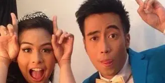 Maudy Ayunda meunggah potret dirinya bersama Vidi Aldiano yang mengenakan setelan jas biru lengkap dengan dasi kupu-kupunya.  [@maudyayunda]