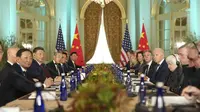 Presiden AS Joe Biden dan Presiden China Xi Jinping menghadiri pertemuan bilateral di Filoli Estate di sela-sela KTT APEC, di Woodside, California, AS, 15 November 2023. (AP, Pool)
​
