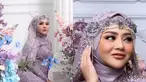 Inilah potret Jenita Janet saat mengenakan gaun pernikahan yang terlihat menawan. Istri Danu Sofwan terlihat cantik paripurna saat mengenakan long dress bertabur bunga. Meski mengenakan gaun berbahan tulle yang transparan, Jenita Janet mengenakan rancangan gaun yang bisa membuatnya tampil syar`i. (Liputan6.com/IG/@jenitajanet).