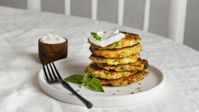 Resep Pancake Bayam Gurih dengan Saus Yogurt Bawang Putih yang Segar dan Aromatik