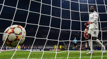 Kiper AC Milan Mike Maignan (kanan) kebobolan gol saat melawan Liverpool pada pertandingan sepak bola Grup B Liga Champions di Stadion San Siro, Milan, Italia, 7 Desember 2021. Liverpool menang 2-1. (MIGUEL MEDINA/AFP)