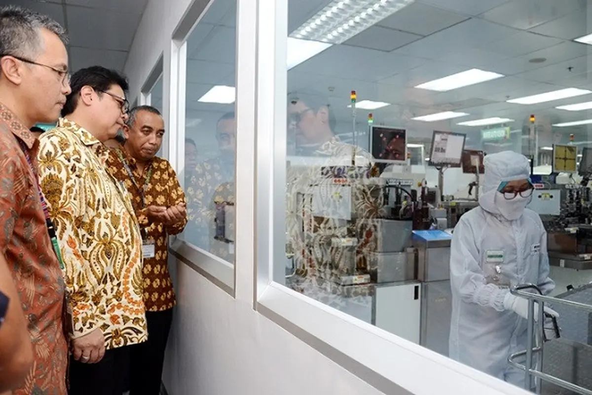 Menteri Perindustrian Airlangga Hartarto bersama Kepala Divisi Module, Assembly, and Testing PT Infineon Technologies Hari Subronto mengunjungi PT Infineon Technologies di Batam (Dok Foto: Kemenperin)