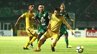 Duel Persebaya vs Bhayangkara FC di Stadion Gelora Bung Tomo, Surabaya, Senin (26/11/2018). (Bola.com/Aditya Wany)