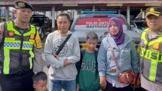 Polisi Bantu Satu Keluarga Pemudik Terlantar di Tol Semarang–Solo Gara-Gara Salah Naik Bus