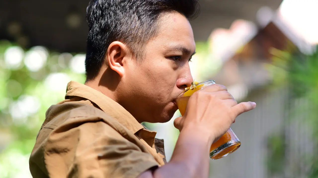Ciri Kepribadian Orang Mengangkat Jari Kelingking saat Minum.