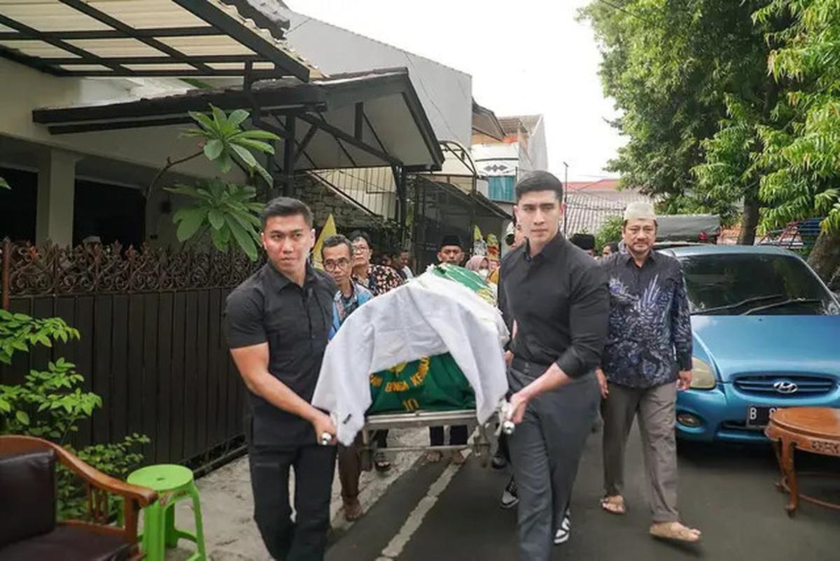 Sang Nenek Meninggal Dunia, Ini 6 Potret Verrell Bramasta Antar ke Peristirahatan Terakhir