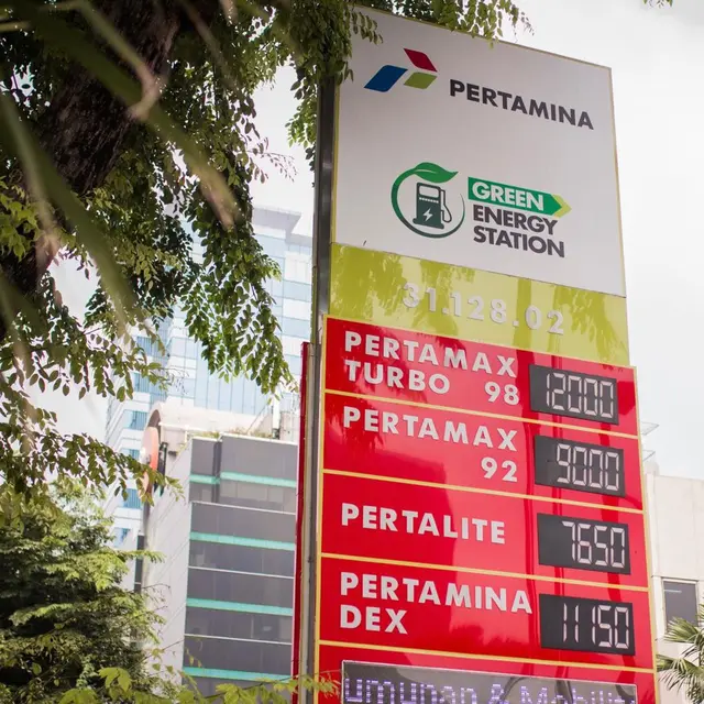 Pertamina meminta masyarakat yang ingin membeli BBM subsidi pertalite dan solar mendaftar ke website MyPertamina yakni https://subsiditepat.mypertamina.id/. Pendaftaran dibuka mulai 1 Juli 2022.