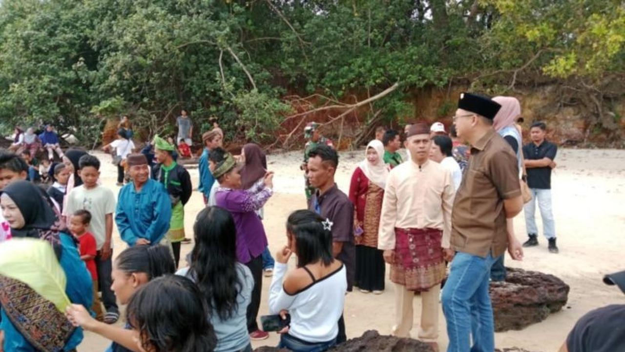Pemkab Bangka Barat Kembangkan Tradisi Taber Laot, Daya Tarik Wisata Bahari Pesisir Pantai Batu Keranji