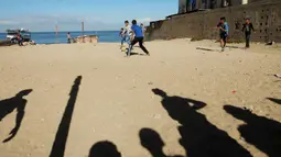 Sejumlah anak Palestina bermain sepak bola di kawasan Gaza, Jumat (3/11/2017). Sepak bola tidak hanya menjadi olahraga favorit, tapi juga sebagai salah satu cara bagi warga untuk mengurangi ketegangan akibat peperangan. (AFP/Mohammed Abed)
