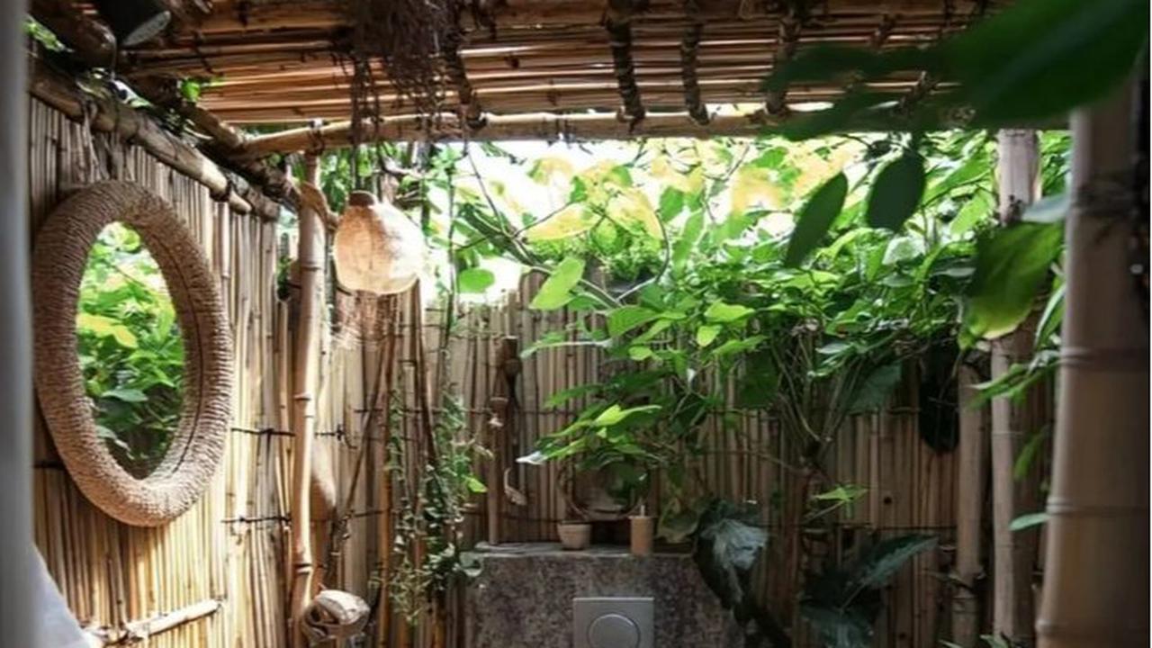 Ilustrasi Kamar Mandi Khas Pedesaan Natural dengan Sentuhan Kayu (©Pinterest)
