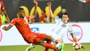 Bek Panama Roderick Miller berebut bola dengan gelandang Argentina, Nicolas Gaitan pada pertandingan Copa America Centenario grup D di Chicago, Amerika Srikat, (11/6). Argentina menang besar atas Panama 5-0. (Mike DiNovo-USA TODAY Sports)