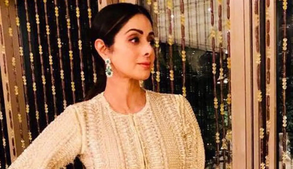 Bahkan, Sridevi pun sempat mengunggah foto kebersamaannyya dengan keluarga saat hadir di pesta pernikahan sepupunya. Dan ternyata, foto tersebut menjadi unggahan terakhirnya sebelum meninggal dunia. (Instagram/sridevi.kapoor)