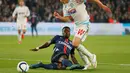 Pemain PSG Serge Aurier (kiri) berebut bola dengan pemain Olympique Marseille dalam lanjutan Liga 1 Perancis di Parc des Princes stadium,Paris, Minggu (04/10/2015). PSG menang 2-1.  (EPA/Ian Langsdon)