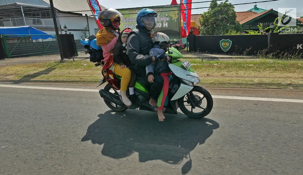 Pemudik sepeda motor melintas di Jalur Pantura, Jawa Barat, Minggu (2/6/2019). Sejumlah pemudik sepeda motor terpantau mengabaikan keselamatan dengan membawa barang bawaan dan penumpang melebihi kapasitas. (Liputan6.com/Herman Zakharia)