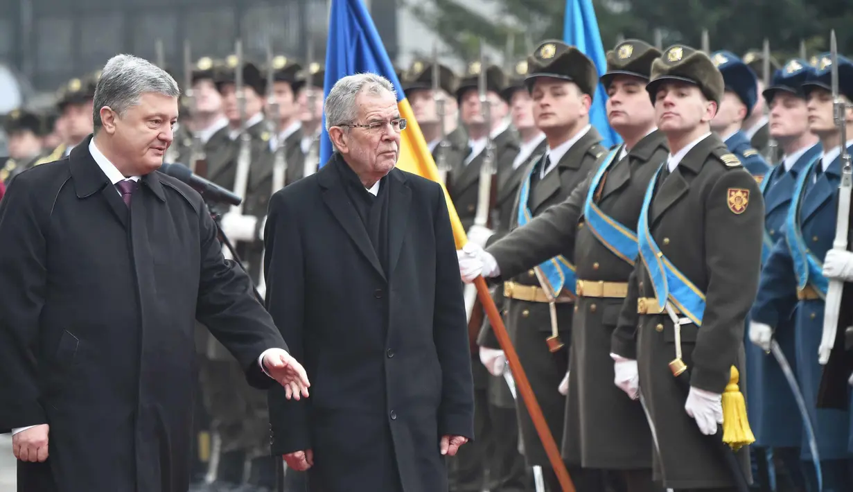 Presiden Ukraina Petro Poroshenko (kiri) dan Presiden Austria Alexander Van der Bellen meninjau penjaga kehormatan di Kiev, (14/3). Presiden Australia Alexander Van der Bellen berada di Ukraina untuk kunjungan resmi tiga hari. (AFP Photo/Sergei Supinsky)