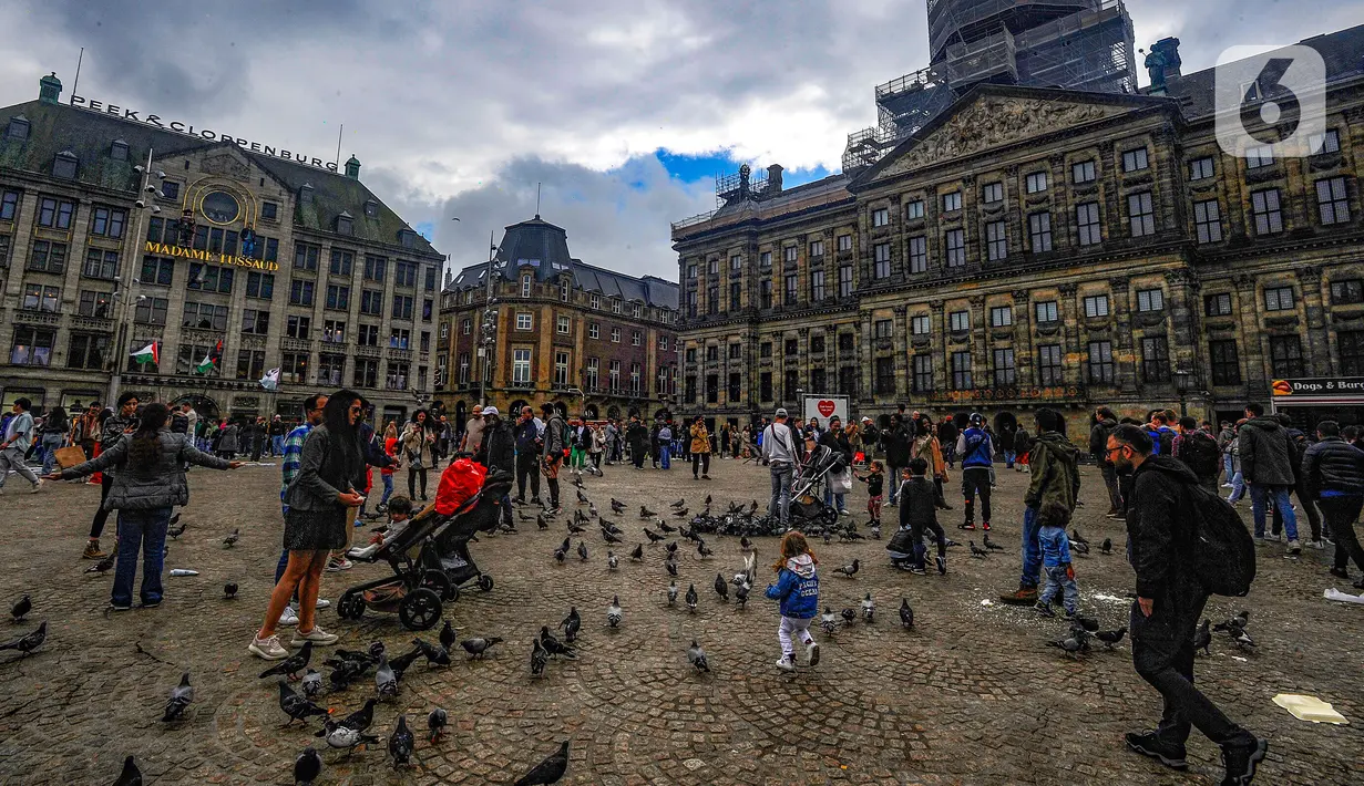 Berlokasi di jantung kota, Dam Square menjadi titik temu antara jalan-jalan komersil, rute-rute wisata, dan berbagai bangunan bersejarah. (merdeka.com/Arie Basuki)