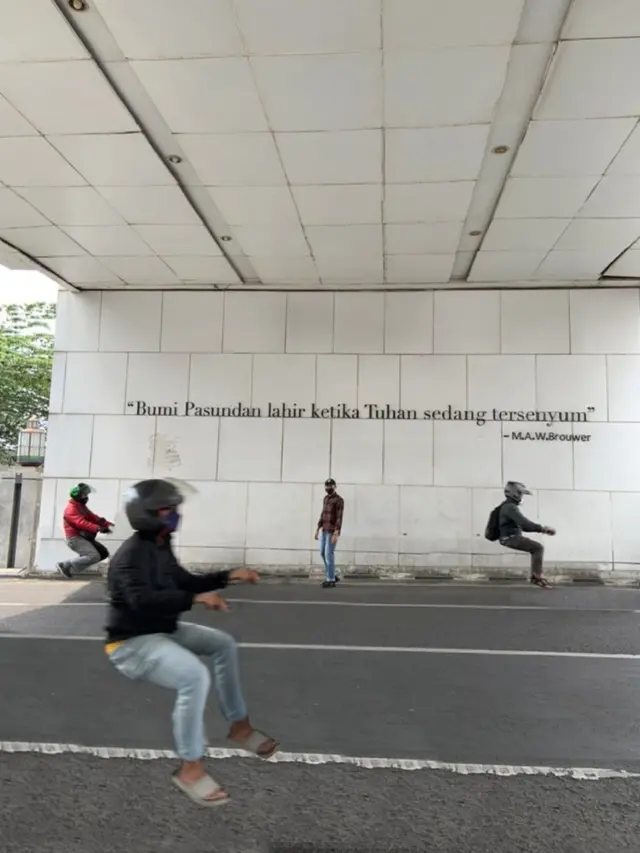 Minta Motor yang Lewat Dihilangkan, 6 Hasil Edit Foto Pria Ini Hasilnya Kocak