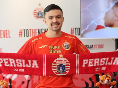 Persija Jakarta mendatangkan pemain asing kelimanya, Oliver Bias dalam skuad Macan Kemayoran di BRI Liga 1 musim 2023/2024. Bertempat di Persija Store, Kuningan, Jakarta Selatan, Kamis (27/7/2023) pemain baru asal Filipina tersebut menandatangani kontrak peminjaman selama setahun dari klub asal Republik Ceska, Pribram FC dengan opsi permanen di musim berikutnya jika tampil sesuai ekspektasi. (Bola.com/Abdul Aziz)