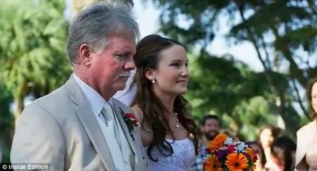 Amanda Karth menikah lagi, didampingi ayahnya. | Photo copyright Dailymail.co.uk