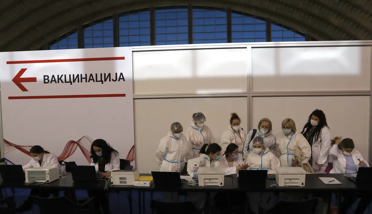Petugas medis yang mengenakan alat pelindung bersiap untuk vaksinasi COVID-19 di pusat vaksinasi darurat Belgrade Fair, di Beograd, Serbia, Senin (25/1/2021). Serbia adalah negara Eropa pertama yang menerima vaksin COVID-19 Sinopharm China untuk program inokulasi massal. (AP Photo/Darko Vojinovic)